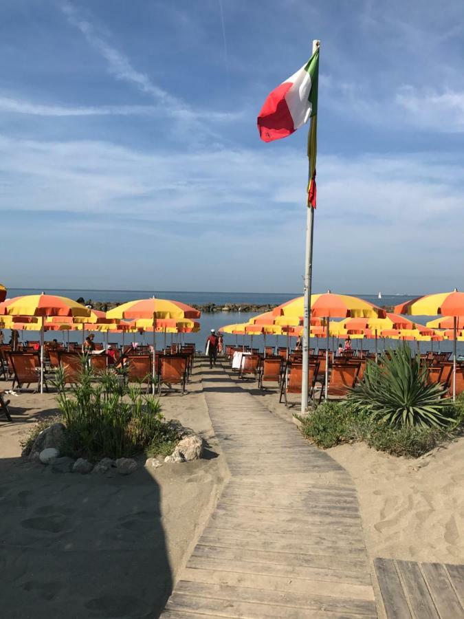 Villa Ancora bilocale Marina di Massa Exterior foto